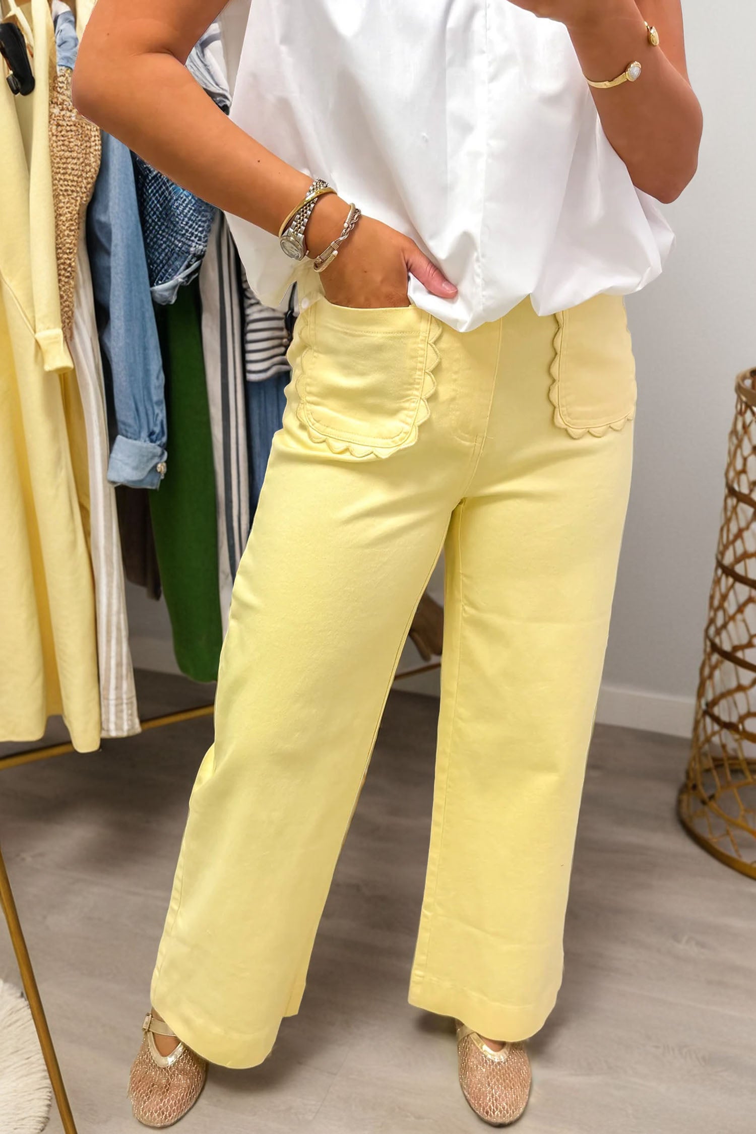 White Solid Color Scalloped Patch Pocket Shift Jeans